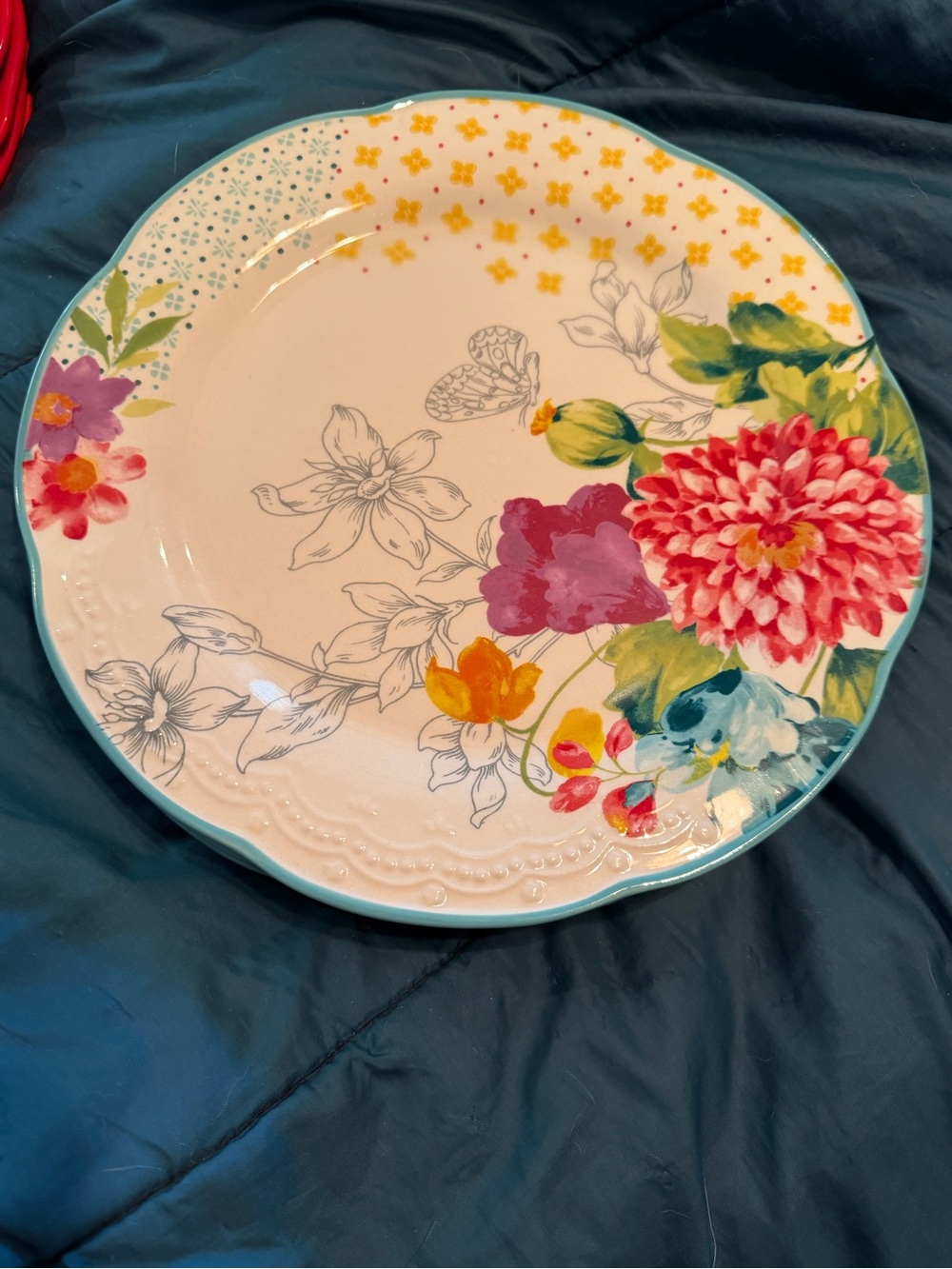 set of 2 Pioneer Woman dinner plates featuring a blooming bouquet floral design